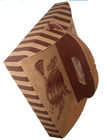피자를 위한 손잡이로 포장하는 갈색 포장지 상자를 접히는 줄무늬