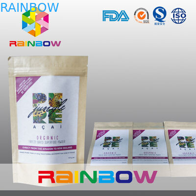 위로 주문을 받아서 만들어진 종이 봉지를 서 있으십시오