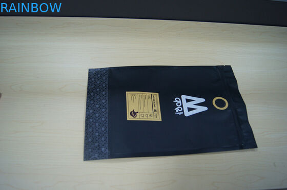 광택이 없는 까만 포장하는 Moyee 플라스틱 주머니는 벨브 1회분의 커피 봉지를 가진 주머니를 위로 서 있습니다