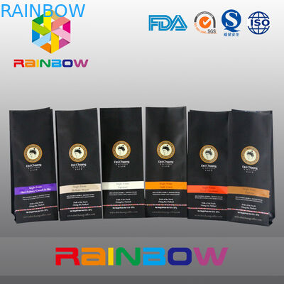 까만 70g 100g 250g 500g 플라스틱 주머니 포장은 벨브를 가진 커피 콩 부대를 위로 서 있습니다