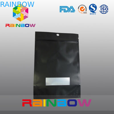 주문을 받아서 만들어진 2oz 알루미늄 호일은 까만 매트를 위로 서 있습니다 벨브를 가진 1회분의 커피 봉지를 일렬로 세웠습니다