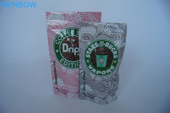 까만 광택이 없는 알루미늄 호일 음식 부대는, 커피 콩 포장을 위로 서 있습니다