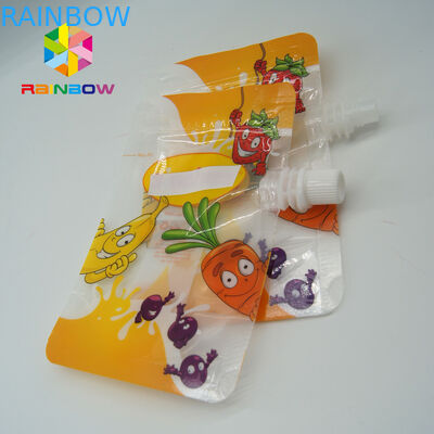 명확한 음료에 의하여 내뿜어진 주머니는, 플라스틱 액체 주둥이 정상을 가진 주머니를 위로 서 있습니다