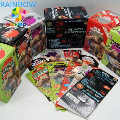 작은 여성은 금속 모자 성 알약 인쇄한 모자 성 캡슐 포장을 가진 포장 캡슐 병을 가진 병을 메모장에 기입합니다