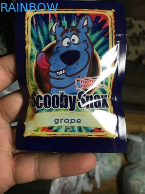 박판으로 만들어진 물자는 둥근 걸림새 구멍을 가진 주머니 윤전 그라비어 인쇄를 위로 서 있습니다