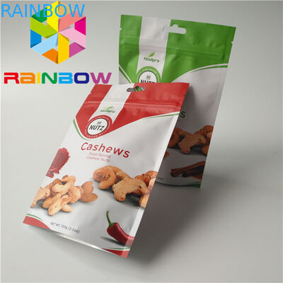 건조한 견과는 투명한 색깔을 가진 주머니 포장 환경 친화적인을 위로 서 있습니다