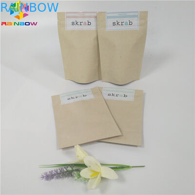 재상할 수 있는 몸을 위로 서 있는 음식 급료 주문을 받아서 만들어진 종이 봉지는 포장을 제거합니다