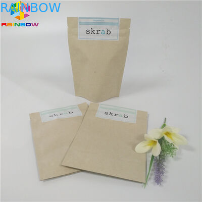 재상할 수 있는 몸을 위로 서 있는 음식 급료 주문을 받아서 만들어진 종이 봉지는 포장을 제거합니다