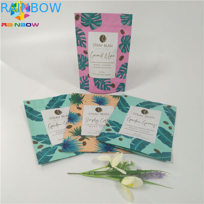 재상할 수 있는 몸을 위로 서 있는 음식 급료 주문을 받아서 만들어진 종이 봉지는 포장을 제거합니다