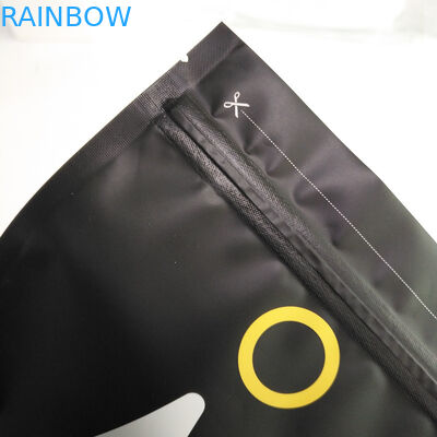 1개 kg는 500 그램 250 그램 부대 안쪽에 최고 지퍼 그리고 알루미늄 호일을 가진 까만 광택이 없는 커피 포장 부대를 위로 서 있습니다