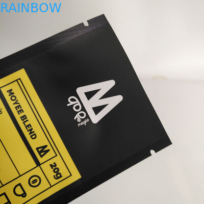 1개 kg는 500 그램 250 그램 부대 안쪽에 최고 지퍼 그리고 알루미늄 호일을 가진 까만 광택이 없는 커피 포장 부대를 위로 서 있습니다