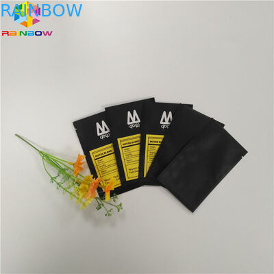 작은 까만 색깔은 지퍼 주머니 3 측에 의하여 밀봉된 알루미늄 Mylar 포일을 위로 서 있습니다