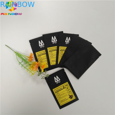 작은 까만 색깔은 지퍼 주머니 3 측에 의하여 밀봉된 알루미늄 Mylar 포일을 위로 서 있습니다