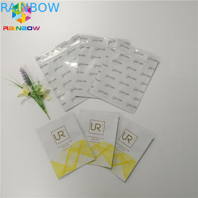 생물 분해성 플라스틱 포일은 3개의 화장품을 위해 포장하는 측에 의하여 밀봉된 얼굴 가면을 자루에 넣습니다