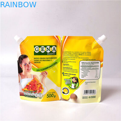 플라스틱 음료는 모자를 가진 주머니 재사용할 수 있는 과일 주스 음료에 의하여 내뿜어진 부대를 위로 서 있습니다