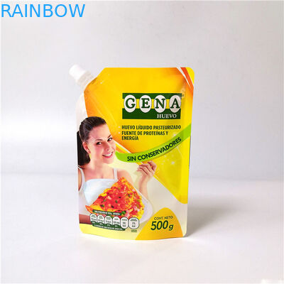 플라스틱 음료는 모자를 가진 주머니 재사용할 수 있는 과일 주스 음료에 의하여 내뿜어진 부대를 위로 서 있습니다