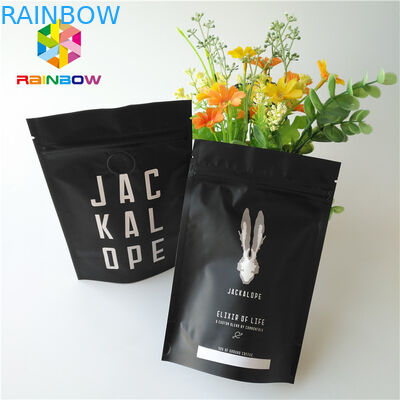 광택이 없는 까만 금속 포일 주머니는 지퍼/벨브를 가진 2개 Oz 1회분의 커피 봉지를 위로 서 있습니다