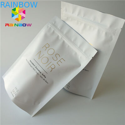 백색 플라스틱은 위로 몸을 제거합니다 피부 관리를 입욕하는 바다 소금을 위한 화장용 포장 부대를 서 있습니다