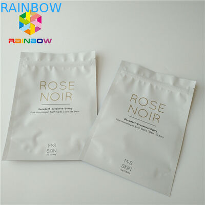 백색 플라스틱은 위로 몸을 제거합니다 피부 관리를 입욕하는 바다 소금을 위한 화장용 포장 부대를 서 있습니다