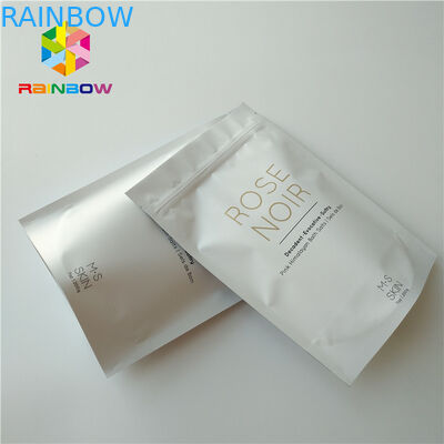 백색 플라스틱은 위로 몸을 제거합니다 피부 관리를 입욕하는 바다 소금을 위한 화장용 포장 부대를 서 있습니다