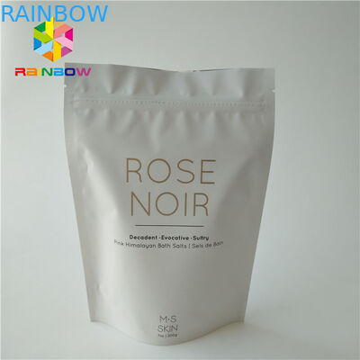 백색 플라스틱은 위로 몸을 제거합니다 피부 관리를 입욕하는 바다 소금을 위한 화장용 포장 부대를 서 있습니다