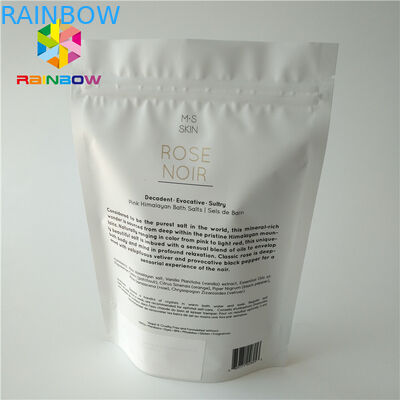 백색 플라스틱은 위로 몸을 제거합니다 피부 관리를 입욕하는 바다 소금을 위한 화장용 포장 부대를 서 있습니다