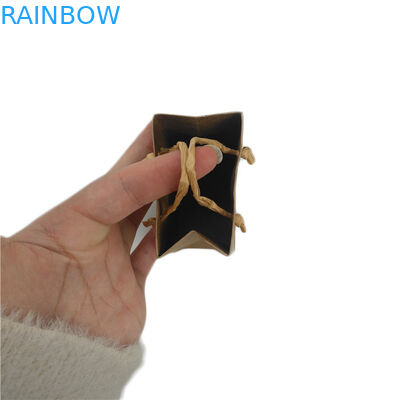 작은 주문을 받아서 만들어진 종이 봉지는 손잡이로 선물 사탕 식품 포장을 위로 서 있습니다