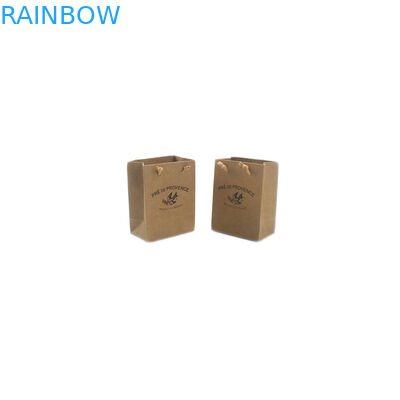 Doypack는 주머니 손잡이로 재생된 작은 Handmade Kraft 종이 봉지를 위로 서 있습니다