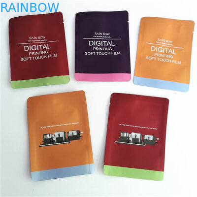 MOPP가 포일을 박판으로 만든 120 미크론은 지퍼 주머니를 위로 서 있습니다