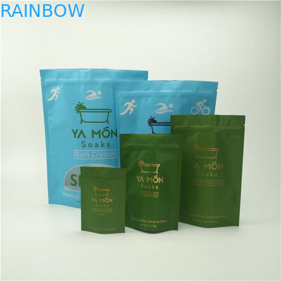 지퍼가 있는 서 있는 몸 스크럽 가방에 실버 포일 패시트