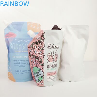 서 있는 몸 스크럽 가방에 실버 엽지 가방을 가진 산업용 식품 포장