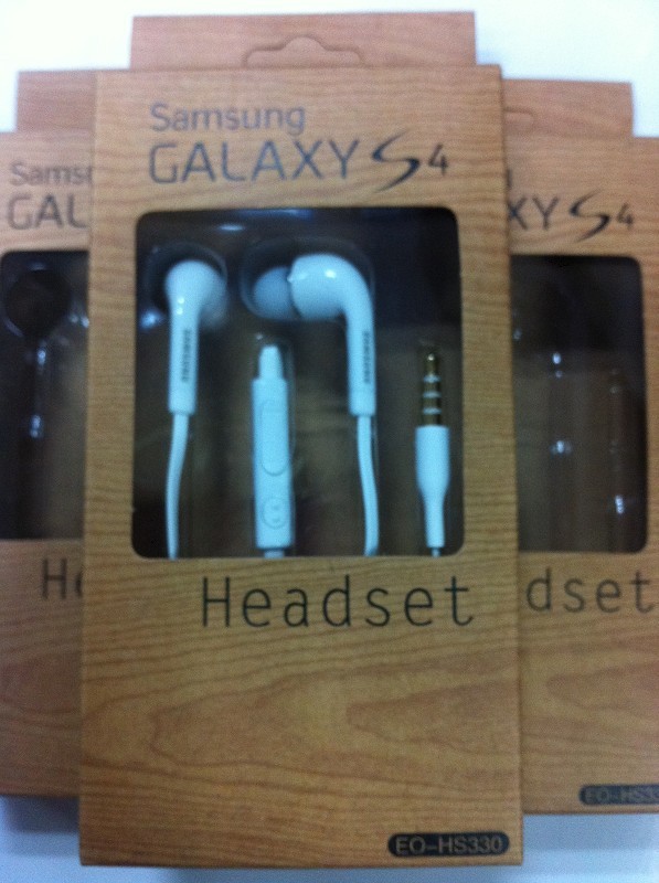 브라운은 화면 창을 가진 이어폰/헤드폰 포장 상자를 위해 포장하는 종이상자를 인쇄했습니다