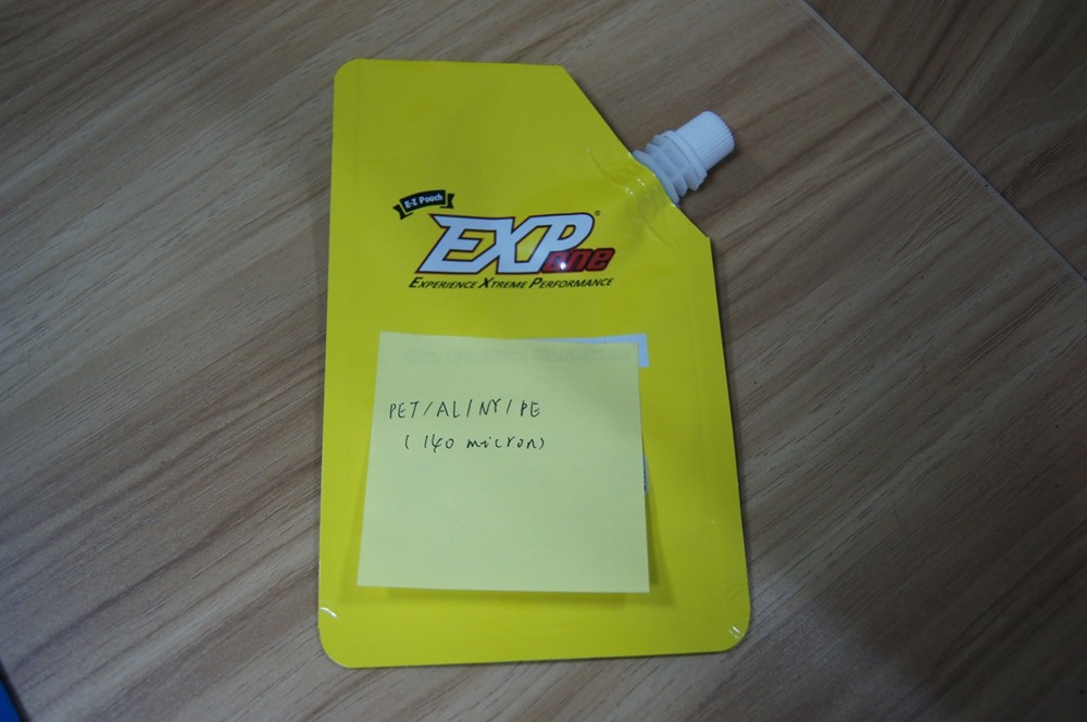 박판으로 만드는 옆 주둥이 윤활유 포장 부대로 포장하는 주둥이 주머니를 위로 서 있으십시오