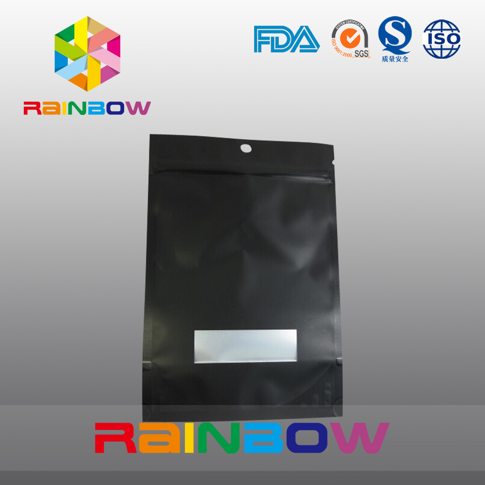 주문을 받아서 만들어진 2oz 알루미늄 호일은 까만 매트를 위로 서 있습니다 벨브를 가진 1회분의 커피 봉지를 일렬로 세웠습니다