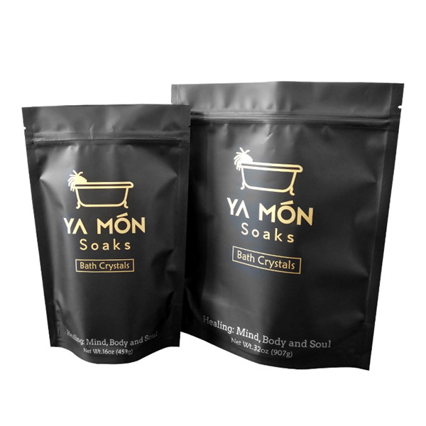 지퍼가 있는 서 있는 몸 스크럽 가방에 실버 포일 패시트