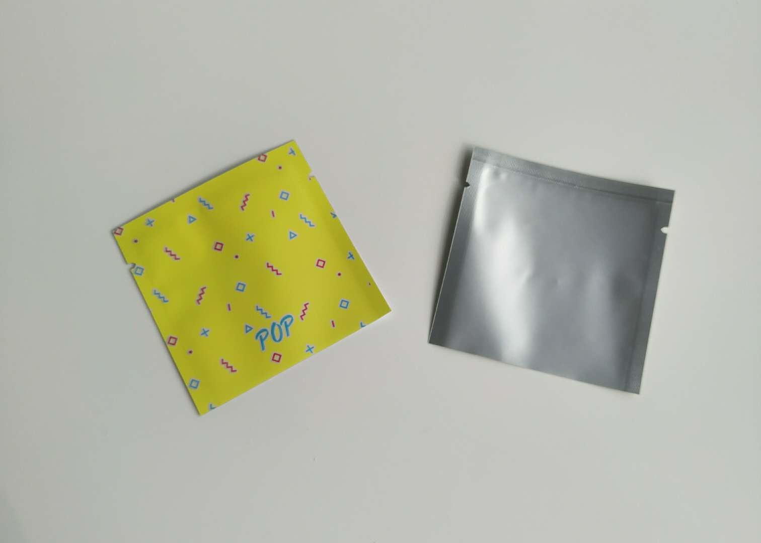 알루미늄 작은 플라스틱 주머니 포장은 명확한 창을 가진 미끼 낚시질 벌레 부대를 위로 서 있습니다