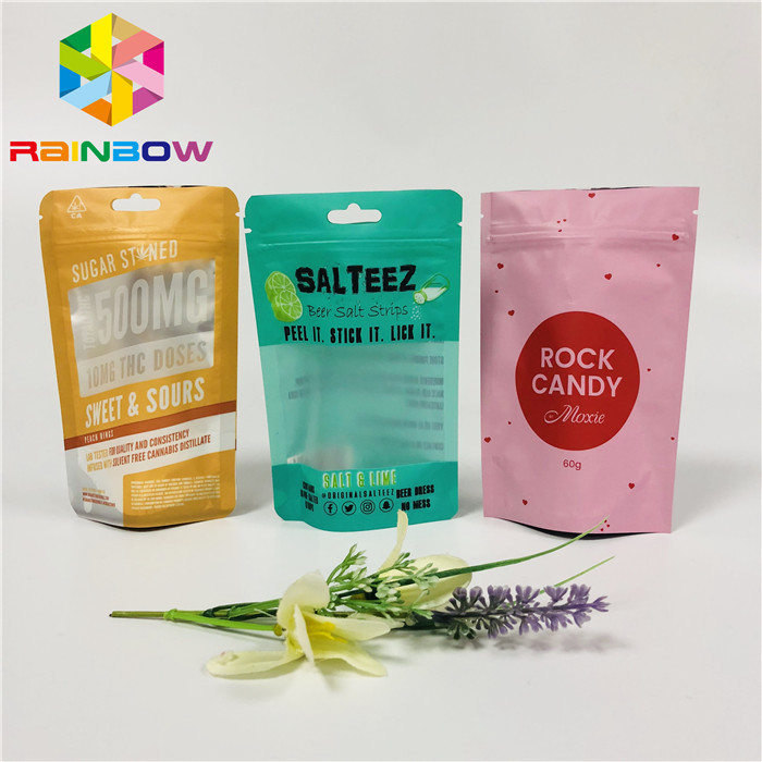 박판으로 만들어진 음식 급료 플라스틱 주머니 포장은 지퍼 주머니에 의하여 주문을 받아서 만들어진 로고를 위로 서 있습니다