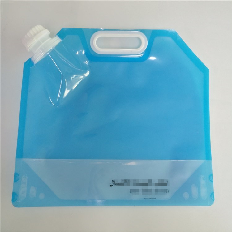 옥외 액체 저장 부대는, 식용수 손잡이를 가진 주둥이 주머니를 위로 서 있습니다