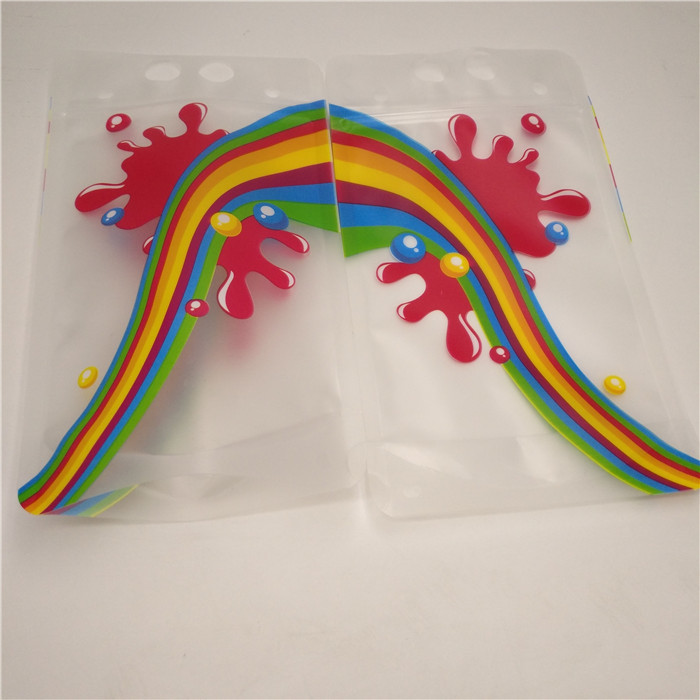 튼튼한 명확한 주스 우유 바닥 삼각천 부대는 손잡이를 가진 포일 주머니를 위로 서 있습니다