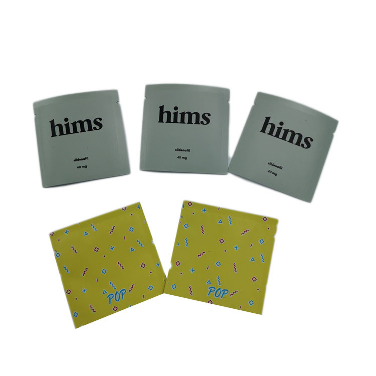 3 옆 열 - 소형 주머니 속눈섭을 포장하는 물개 플라스틱 주머니는 주문을 받아서 만들어진 소포를 자루에 넣습니다