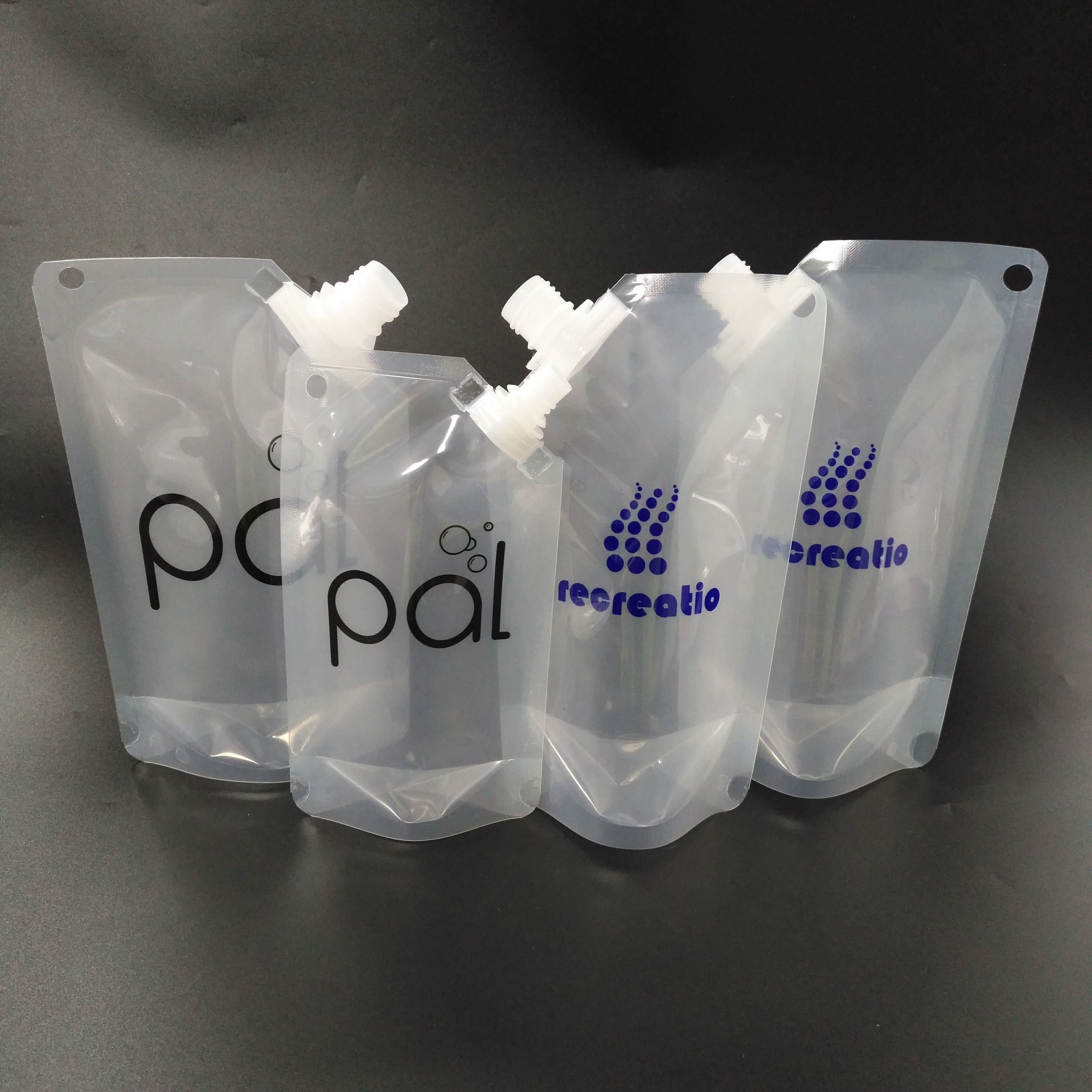 강한 바다표범 어업 투명한 1000ml 음료는 주머니를 위로 서 있습니다