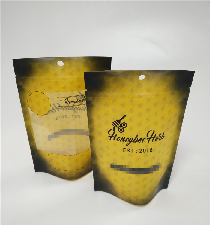 맞춘 인쇄된 무광택 검정색 냄새 증거는 마일라 지프 잠금 장치 잡초 투바 도이팩 가방을 적층했습니다