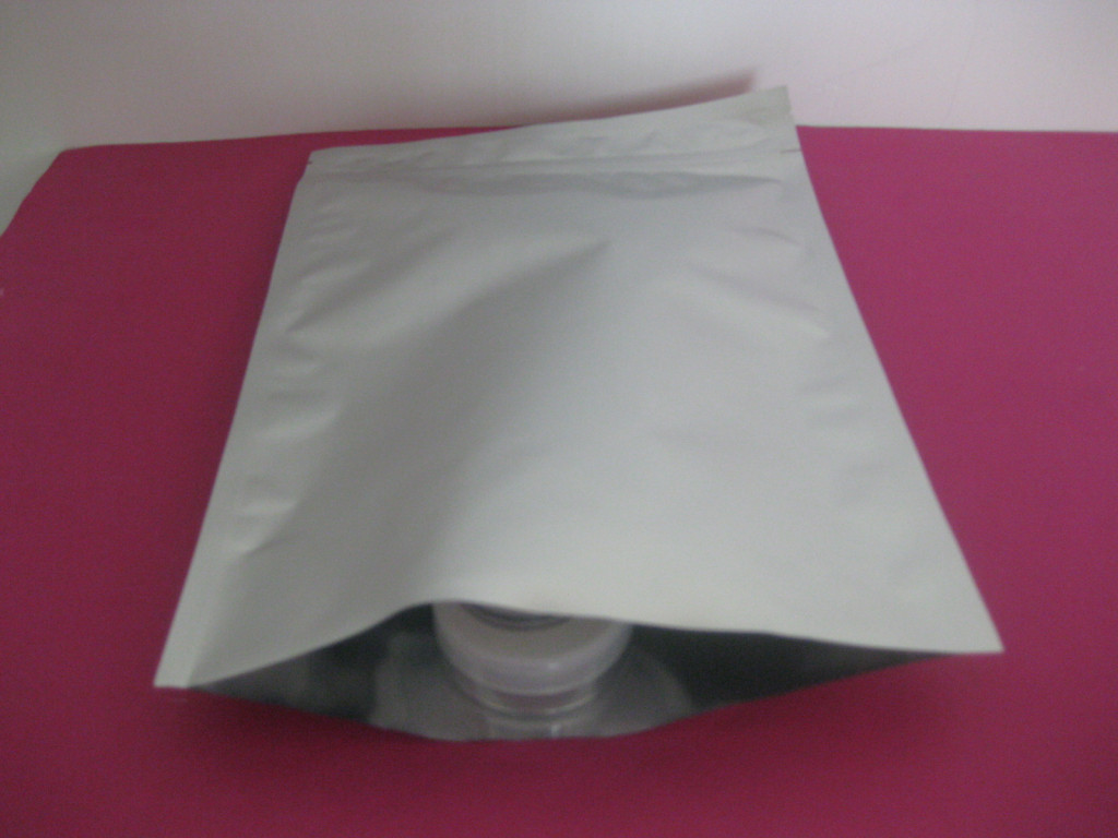 위로 금속을 입힌 포일을 위로 서 있습니다 과자를 위해 방습 주머니를 서 있으십시오