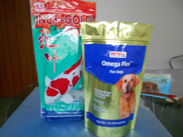 사진 요판 함정에 의하여 인쇄된 130mic는 애완 동물 먹이를 위한 부대를 위로 서 있습니다